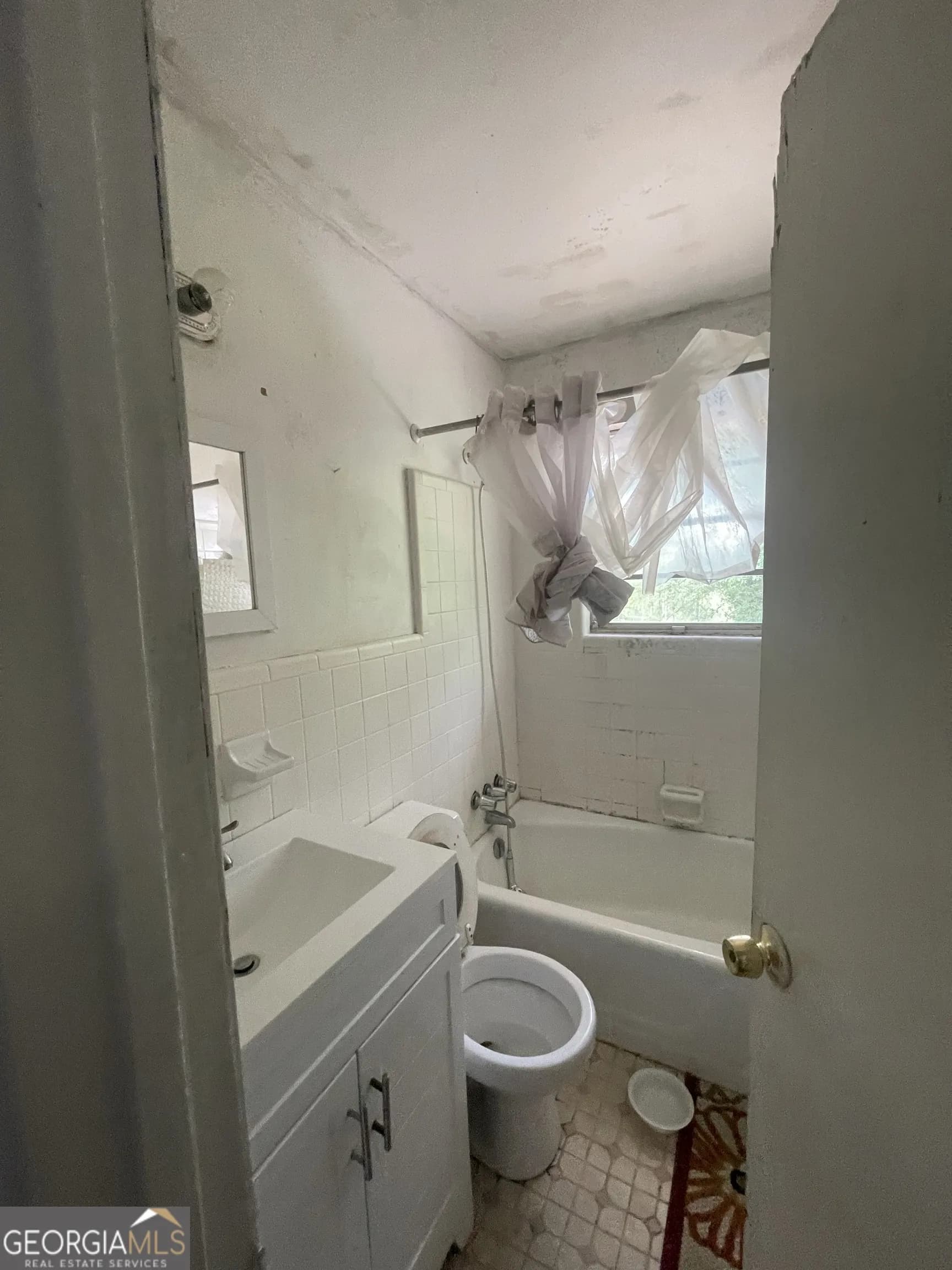 810 Stewart St — photo 5 of 17