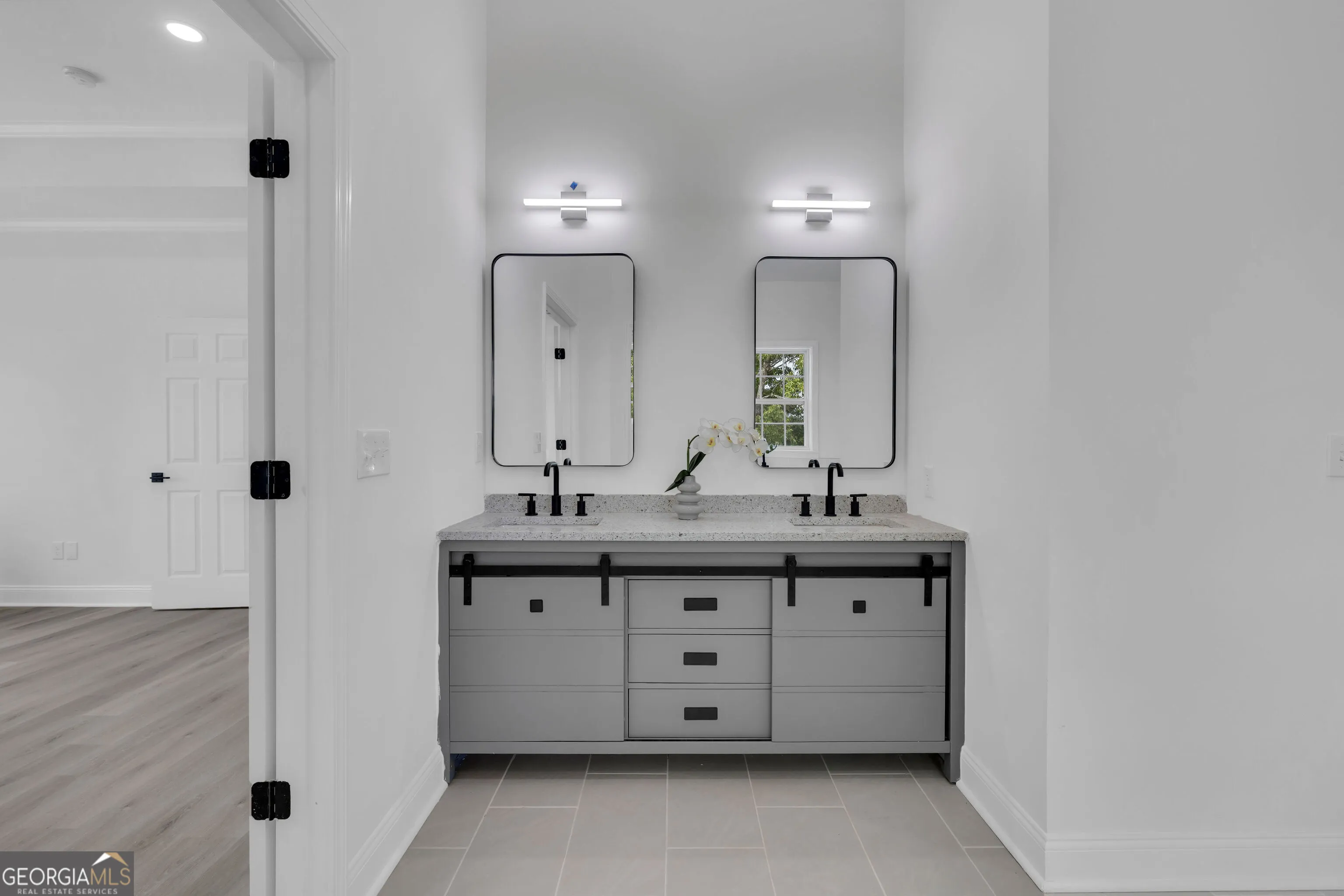 5401 South Lake Dr — photo 10 of 24