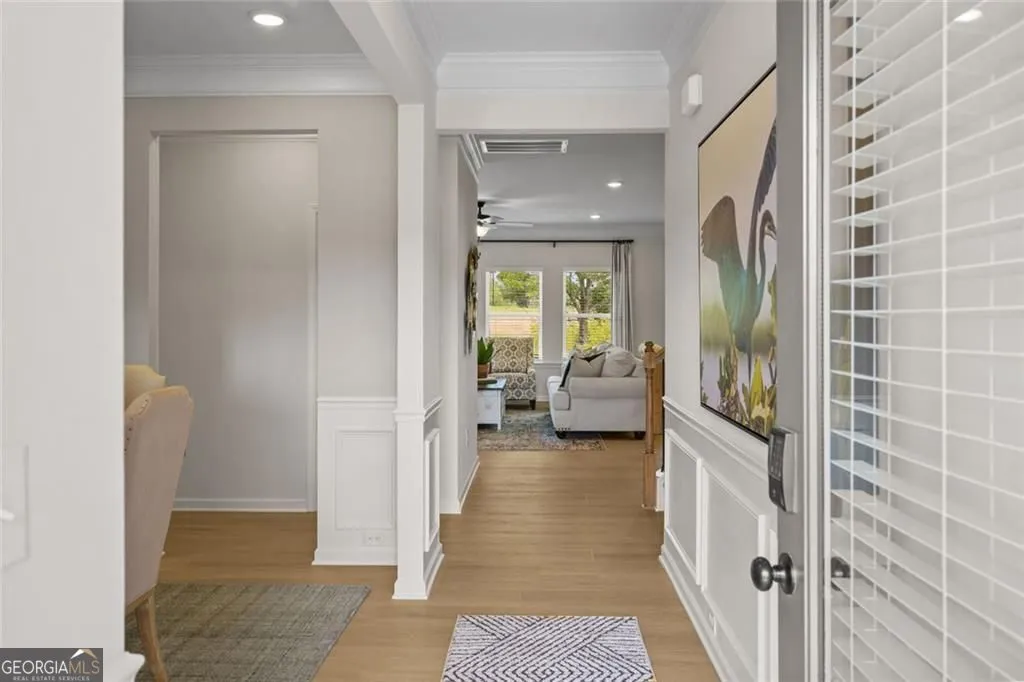 702 Sinclair Ln — photo 2 of 46