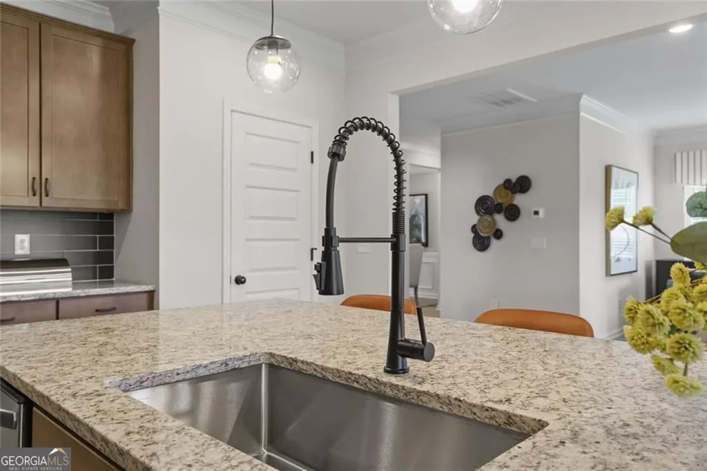 702 Sinclair Ln — photo 8 of 46