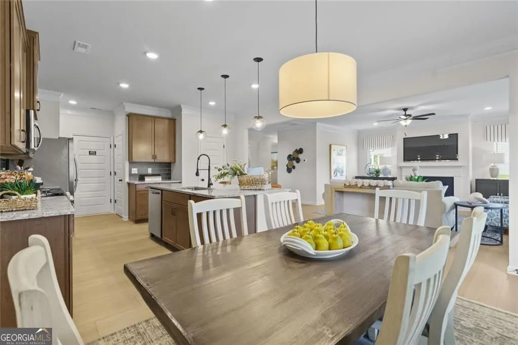 702 Sinclair Ln — photo 4 of 46