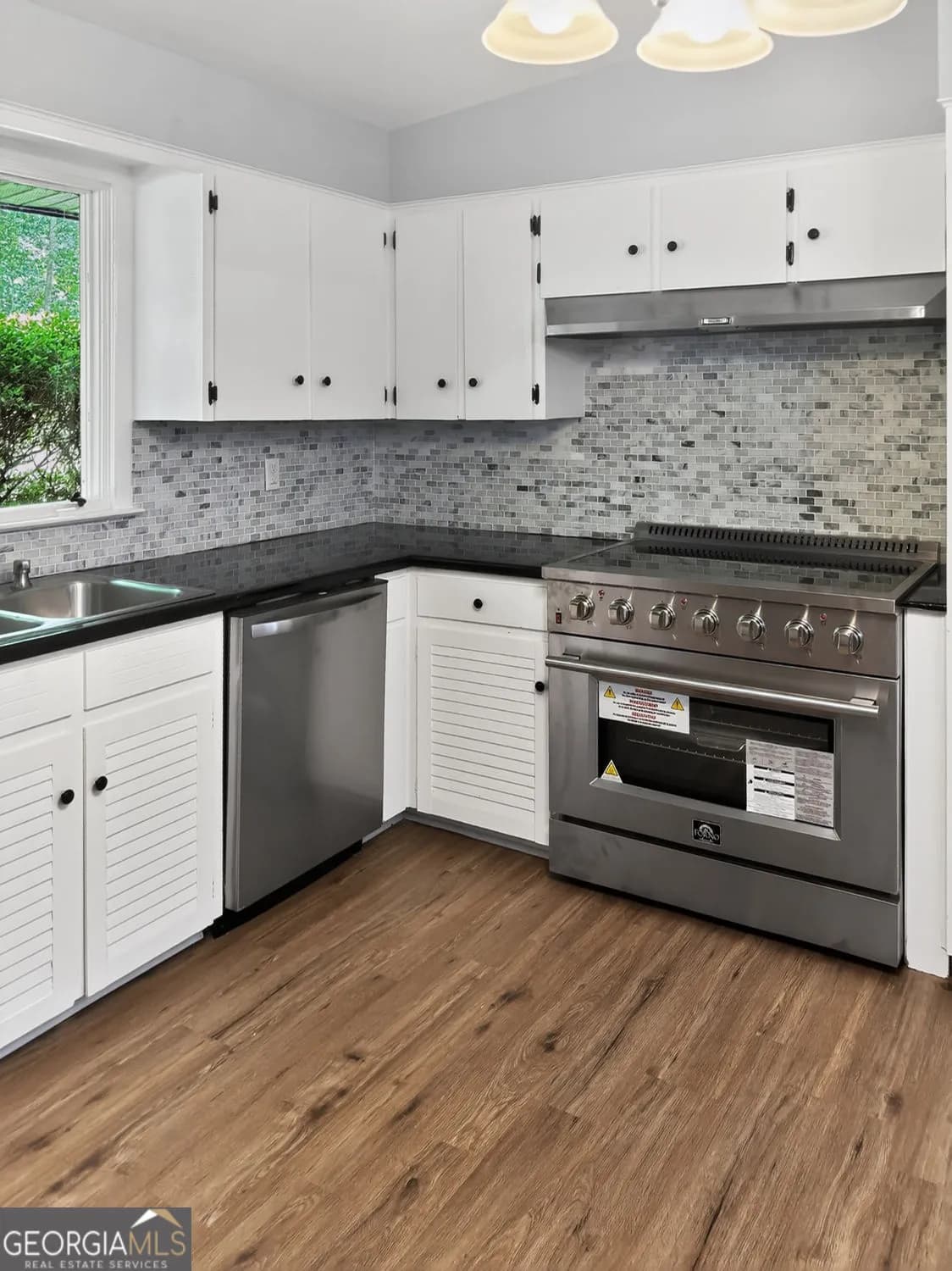 703 Laurel St — photo 3 of 64