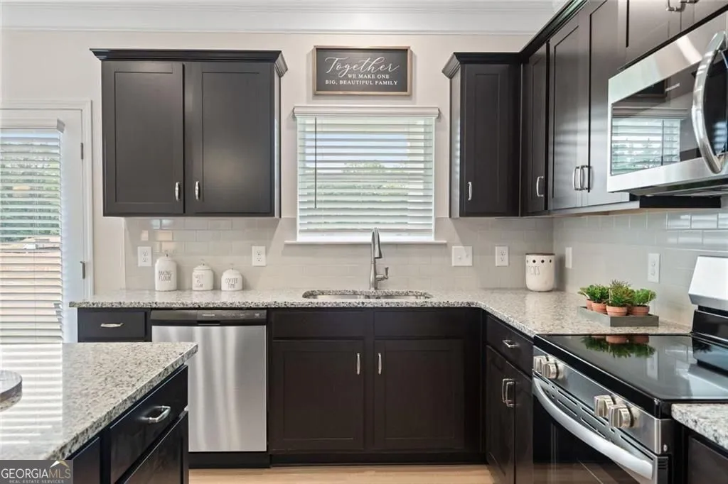 701 Sinclair Ln — photo 8 of 46
