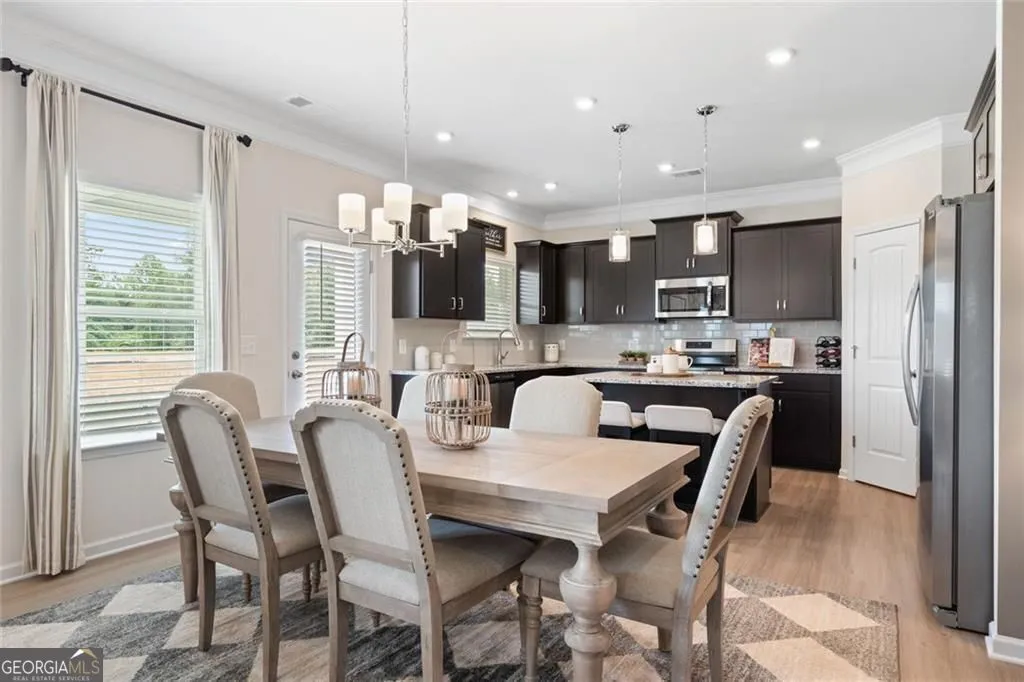 701 Sinclair Ln — photo 4 of 46