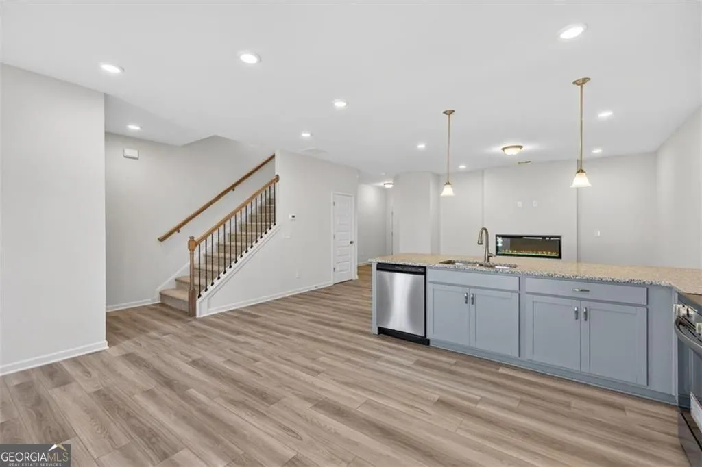312 Caroline Pl — photo 3 of 28