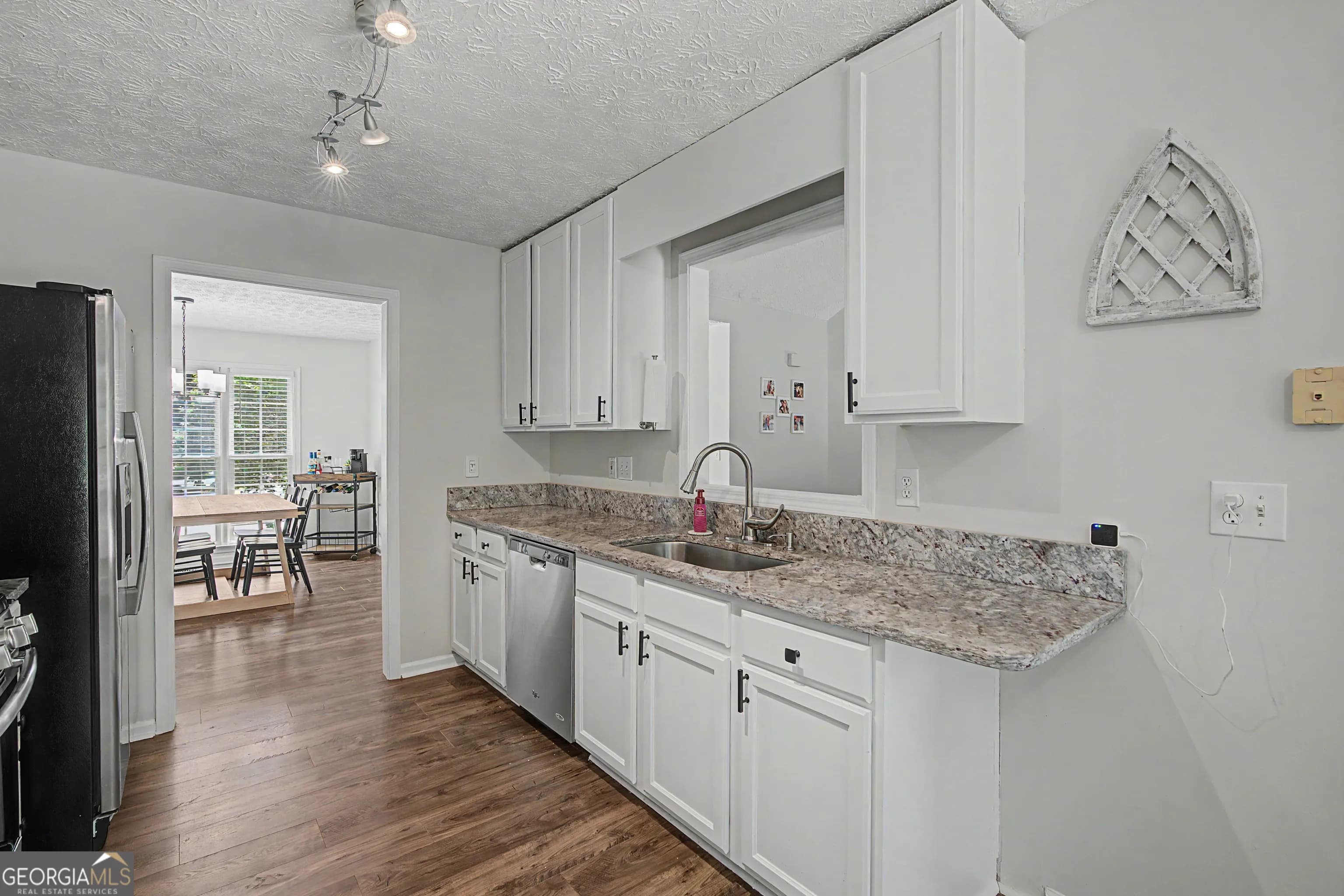 47 Elizabeth Ct — photo 3 of 31