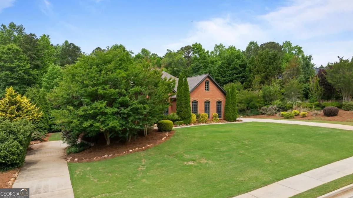7461 Biltmore Ln — photo 2 of 55