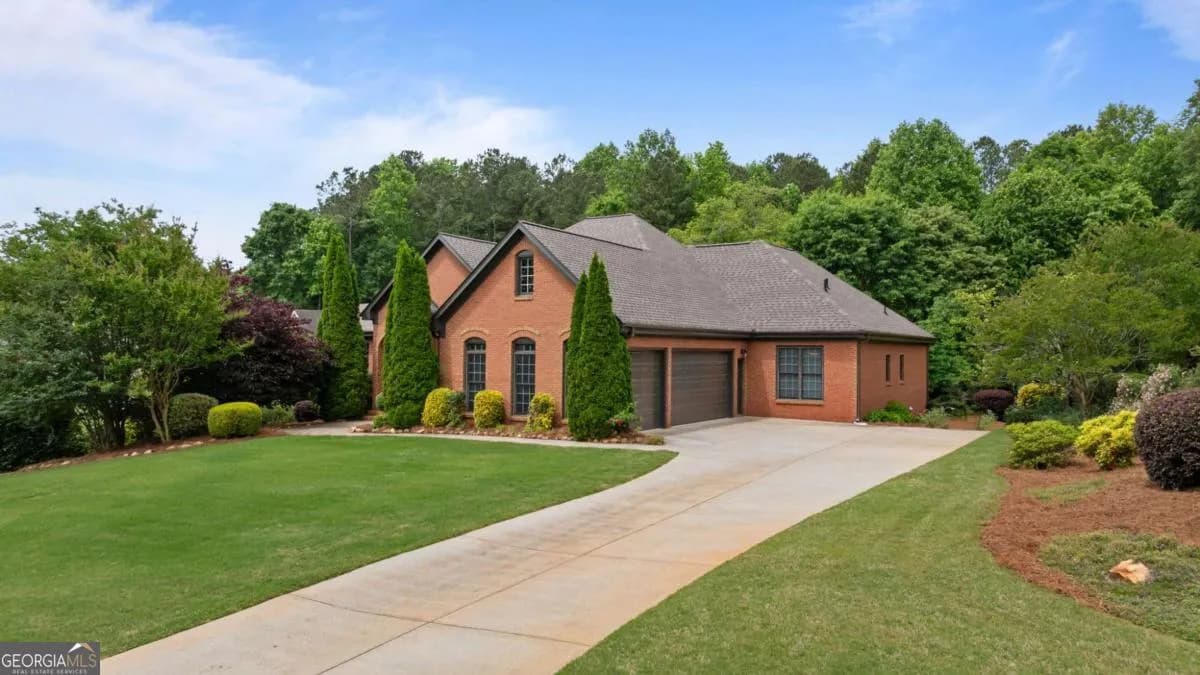 7461 Biltmore Ln — photo 13 of 55