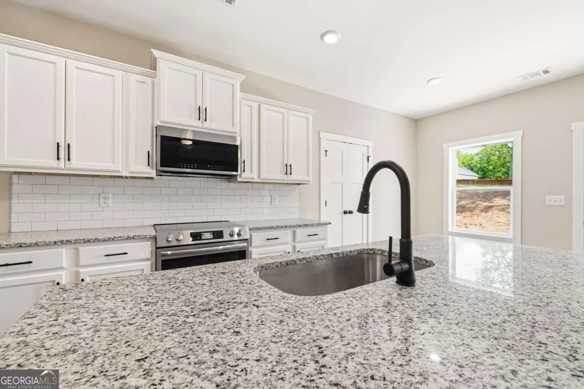 37 Jeffrey Ln — photo 8 of 29