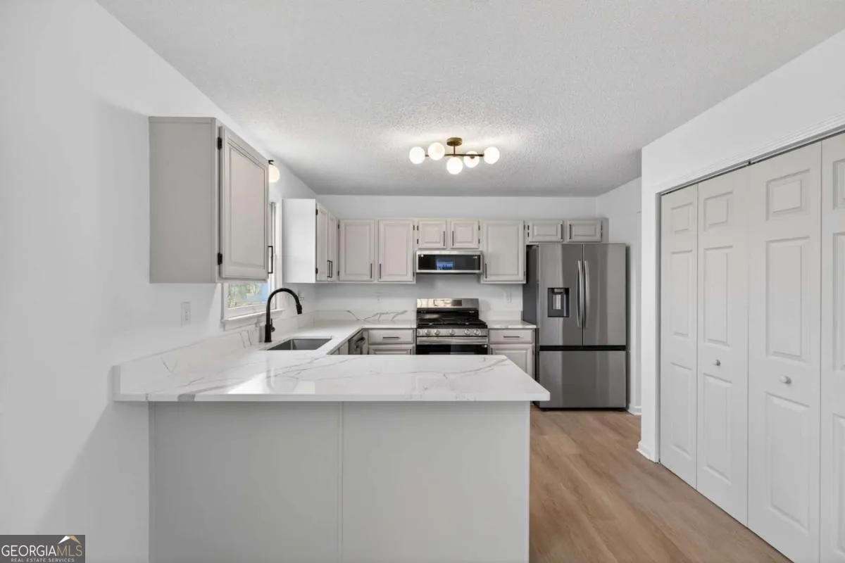 511 Lakeside Dr — photo 10 of 60