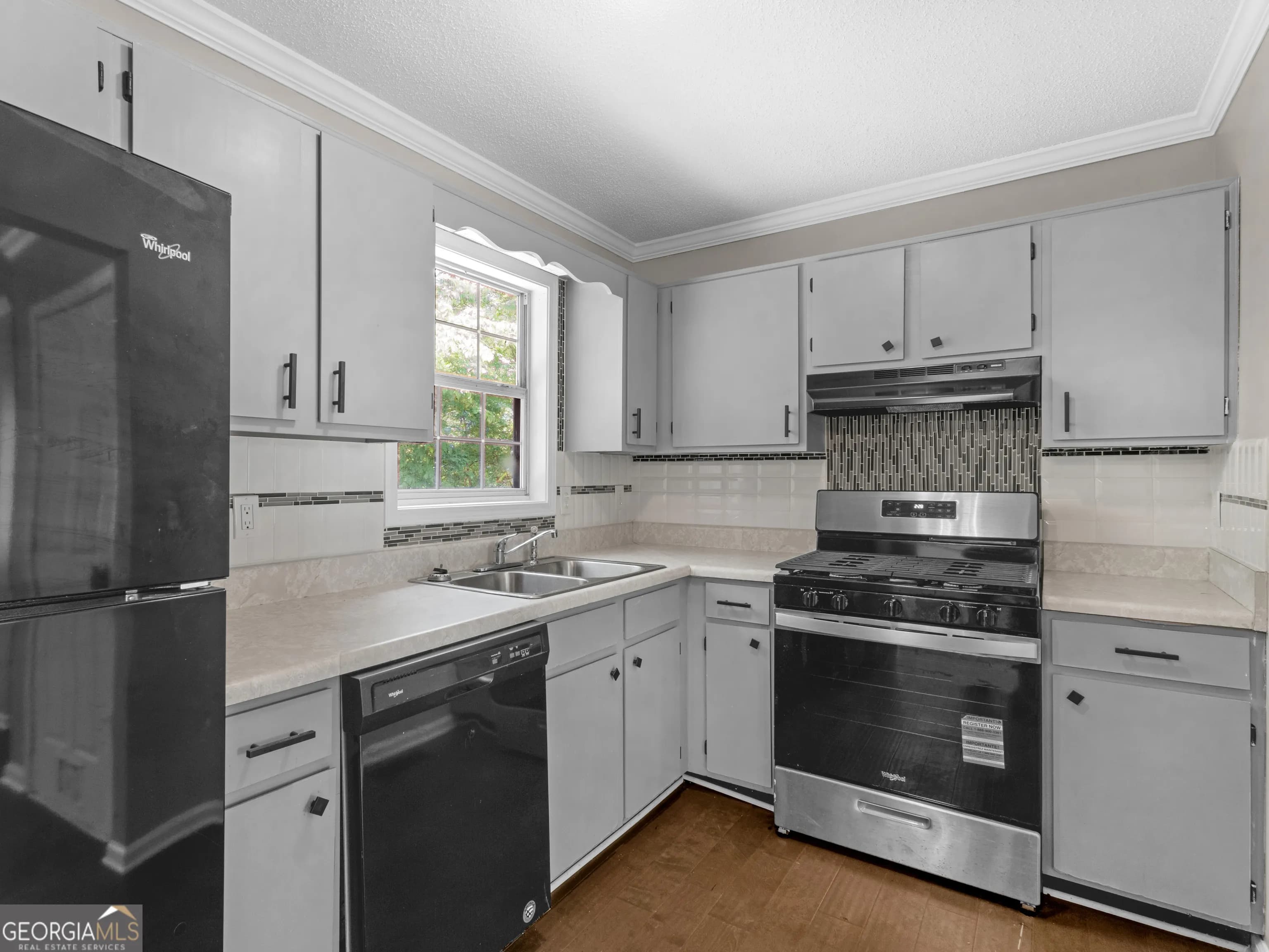 225 Hampton Dr — photo 10 of 46
