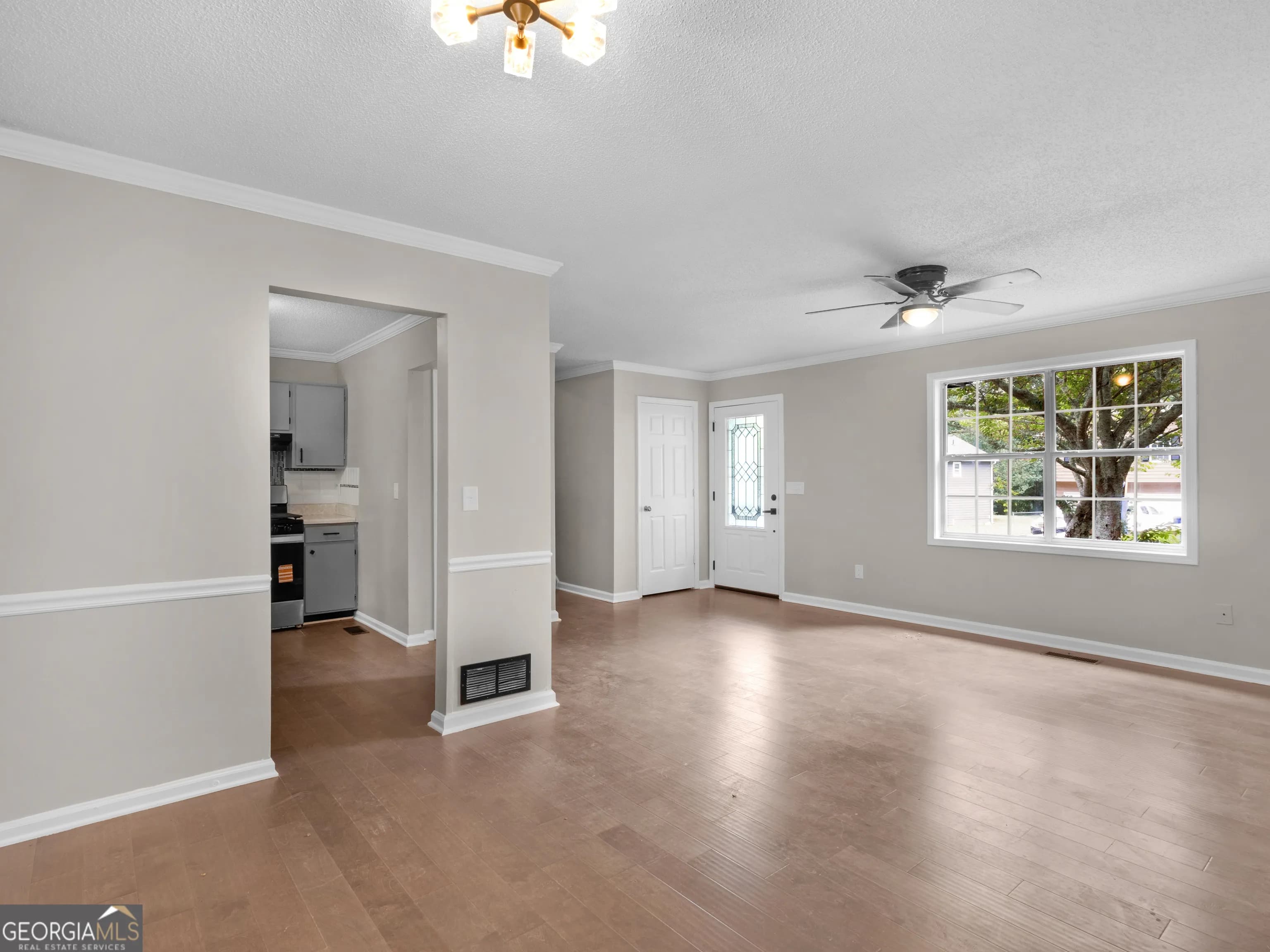 225 Hampton Dr — photo 3 of 46