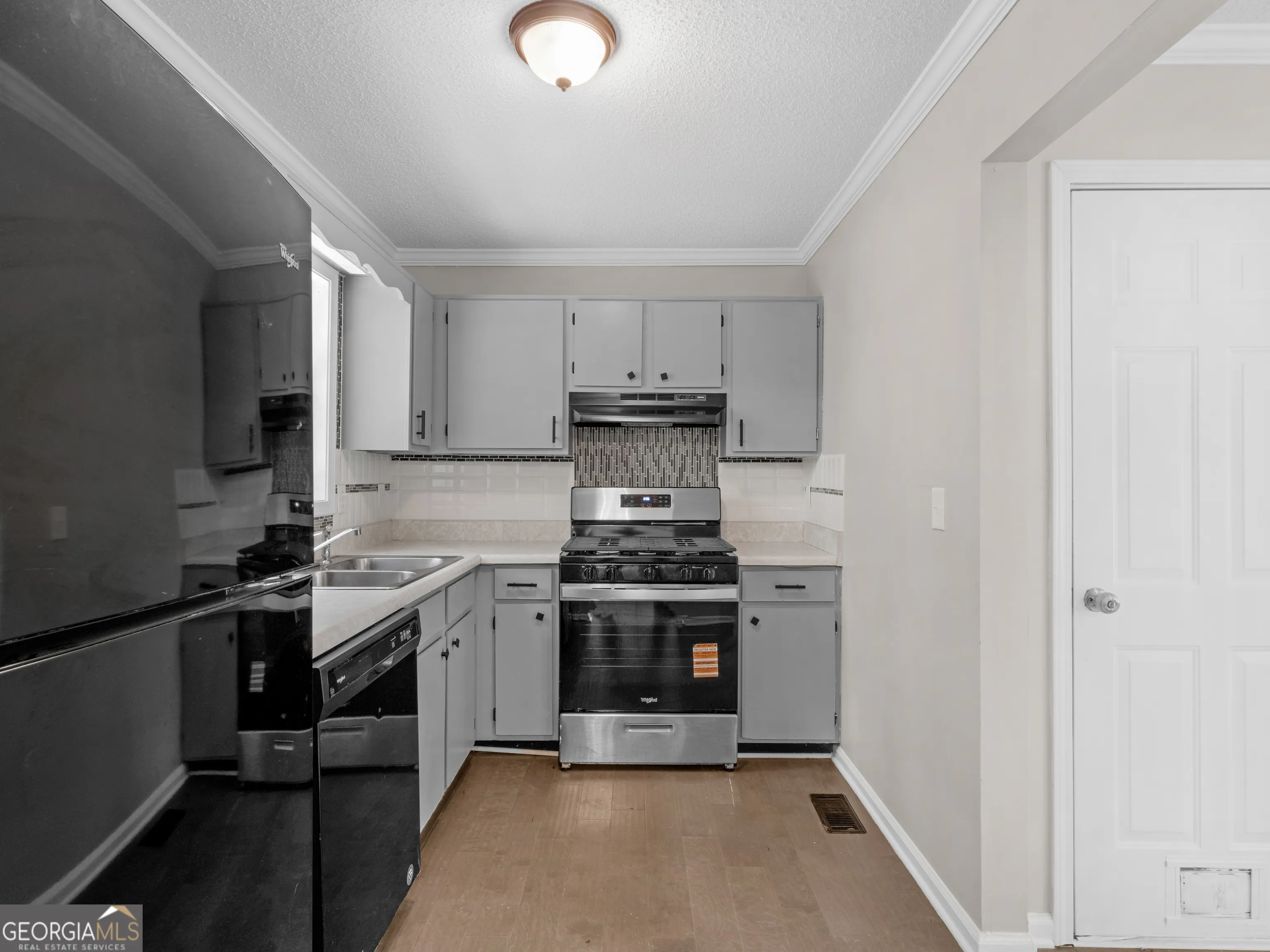 225 Hampton Dr — photo 6 of 46