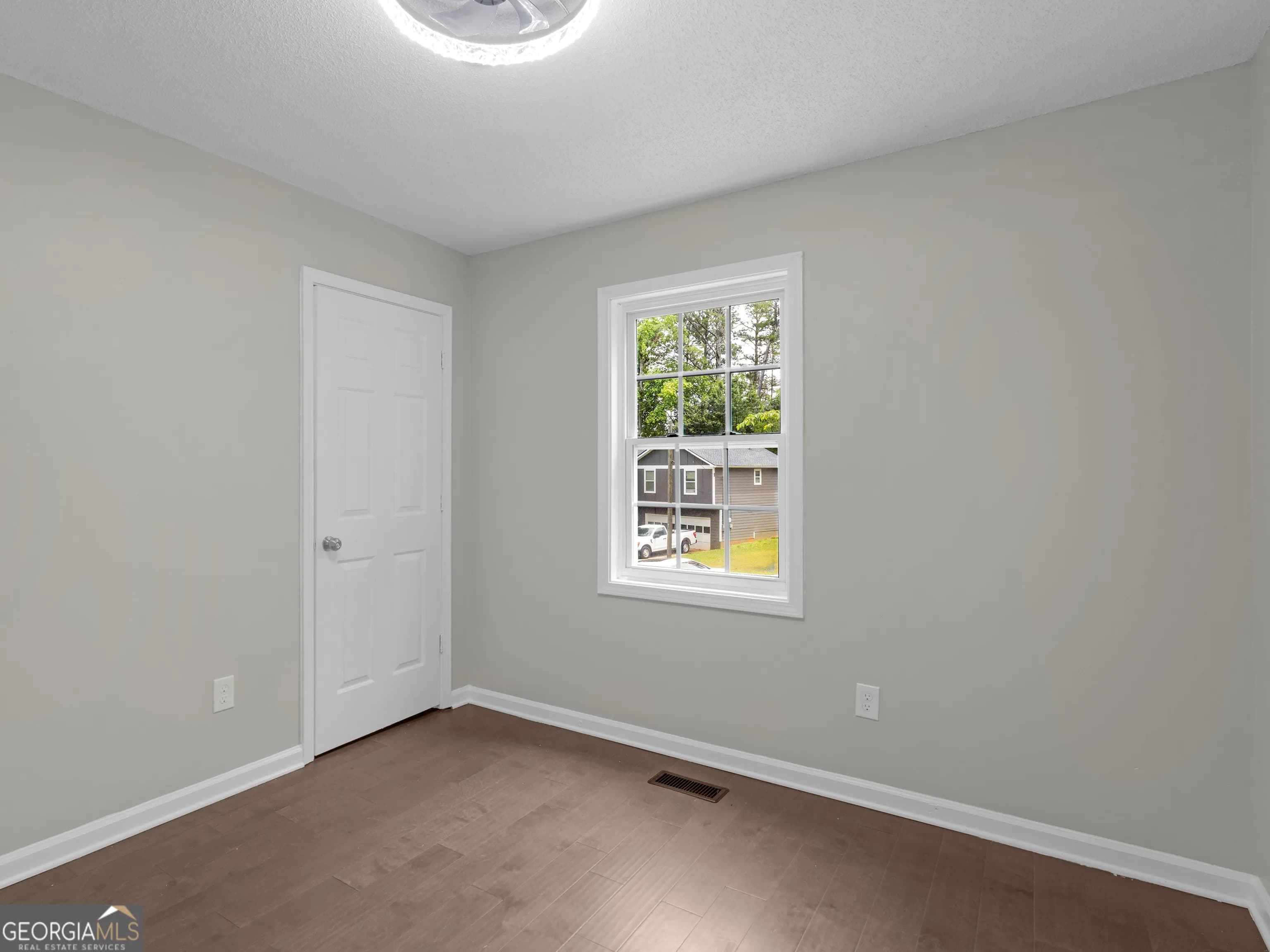 225 Hampton Dr — photo 16 of 46