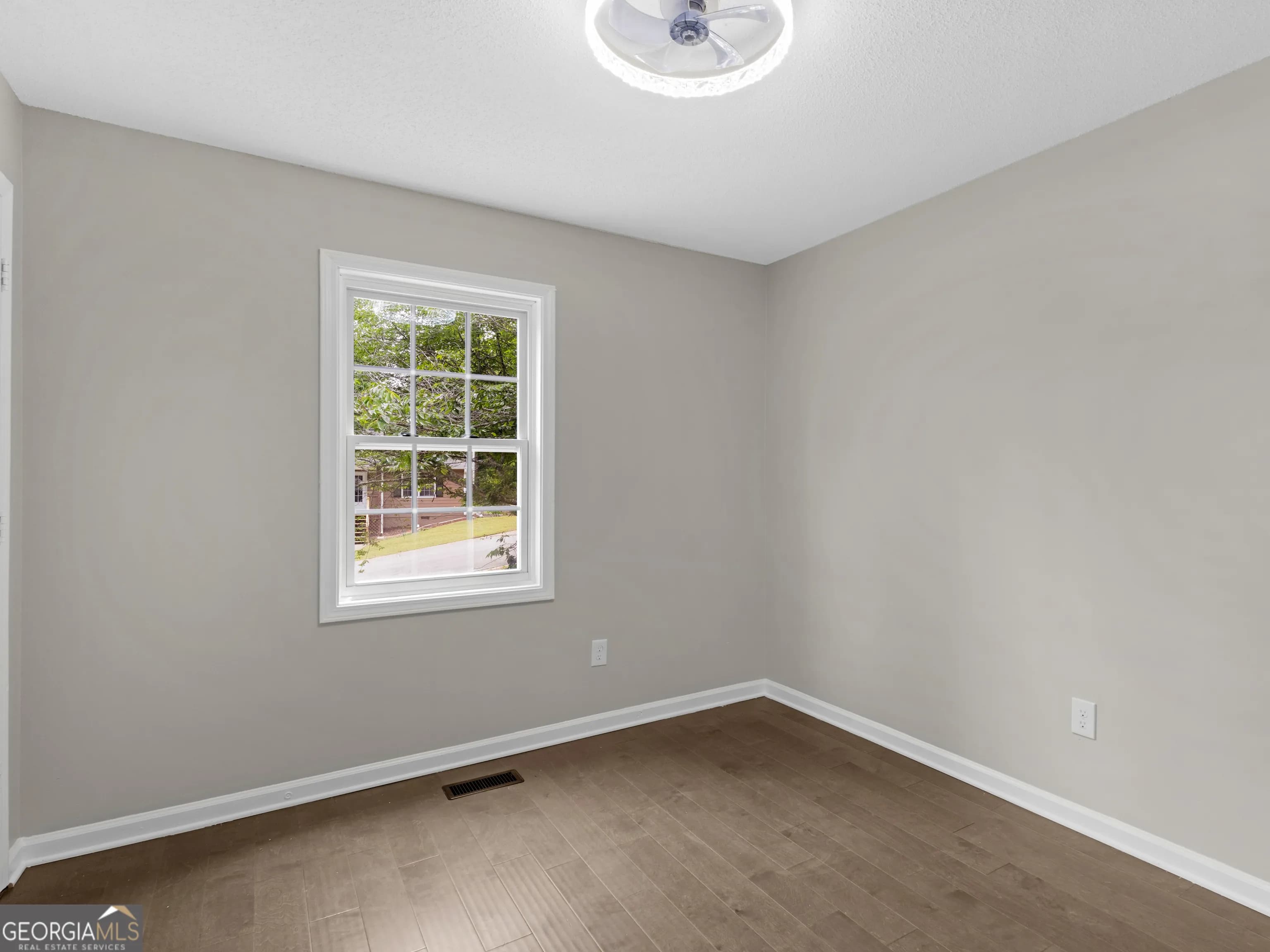 225 Hampton Dr — photo 15 of 46