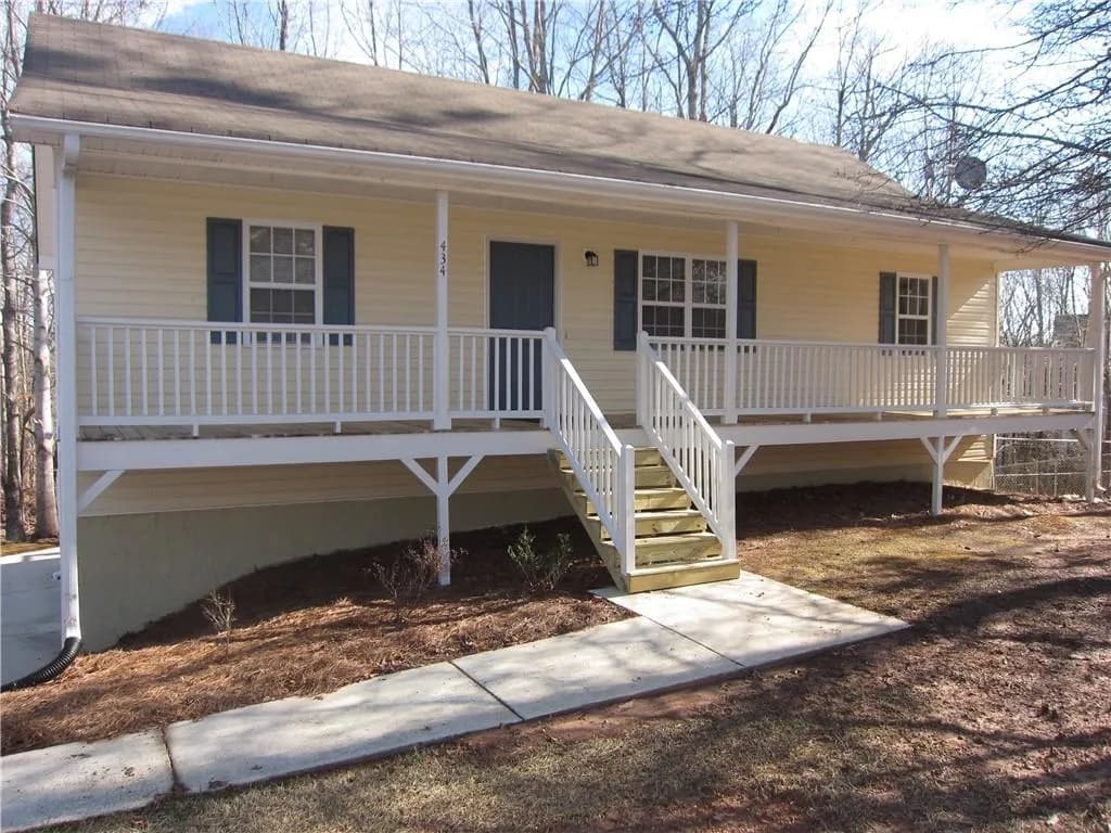 Front View of the home.