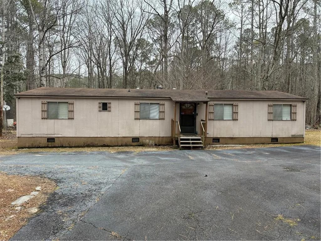 3 bd, 2 ba, home in a very private country setting. This home needs some work to bring it back to its former beauty.